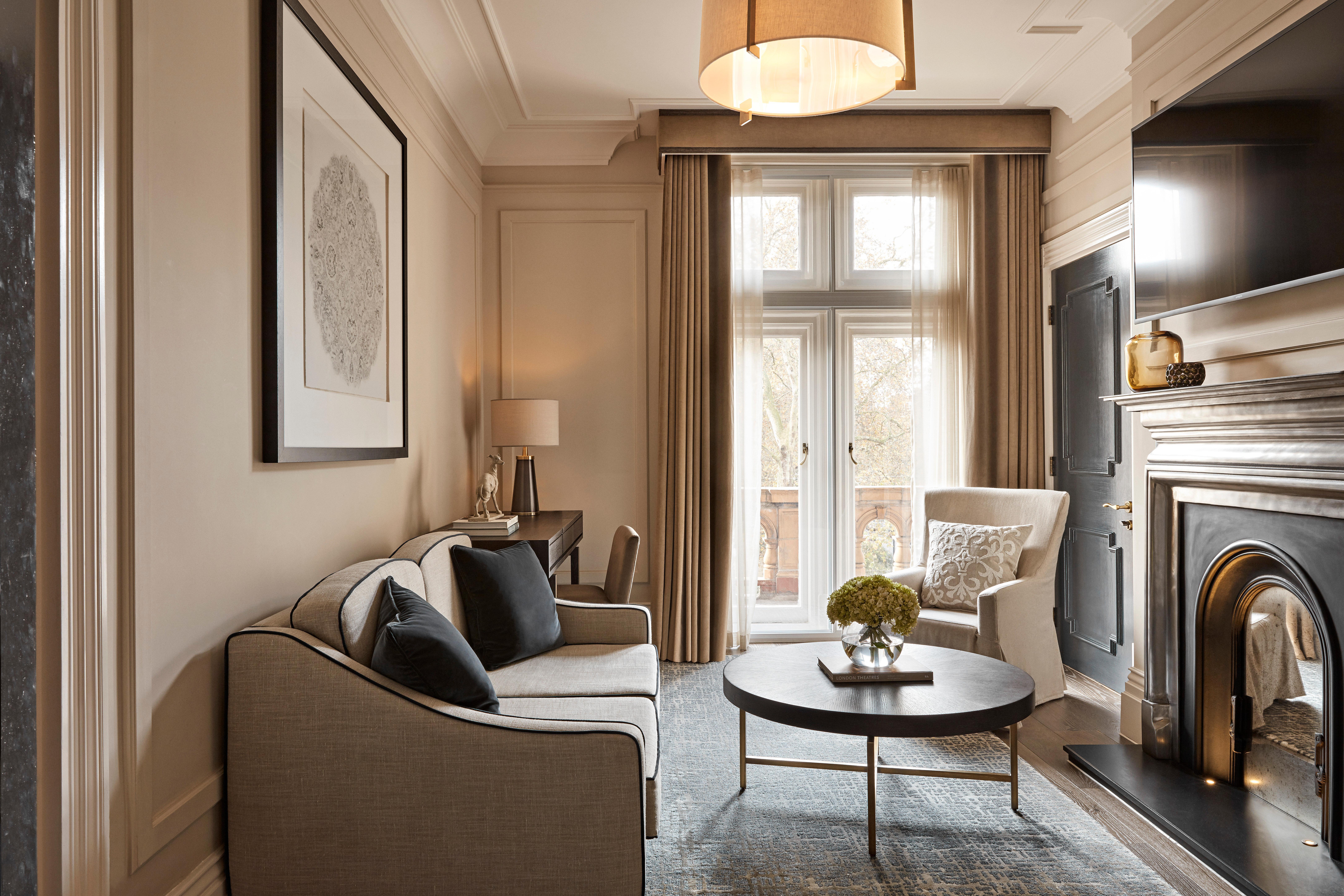 Готель Kimpton - Fitzroy London By Ihg Екстер'єр фото The living room of a suite at The Carlyle