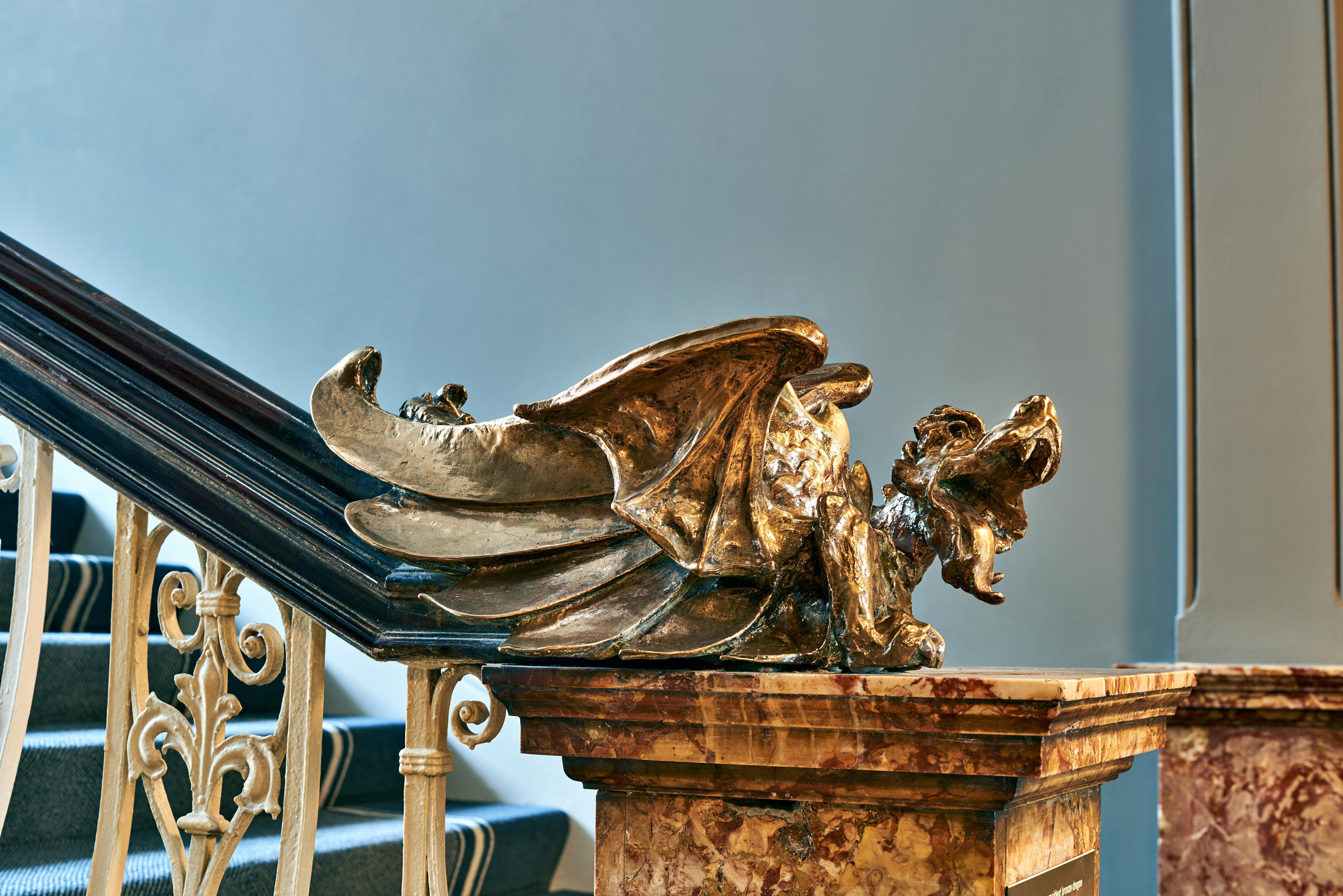 Готель Kimpton - Fitzroy London By Ihg Екстер'єр фото A gargoyle on the staircase